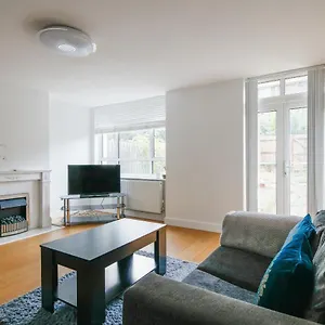 Bright & Welcoming Garden Flat Sleeps 6 In Style Apartment London